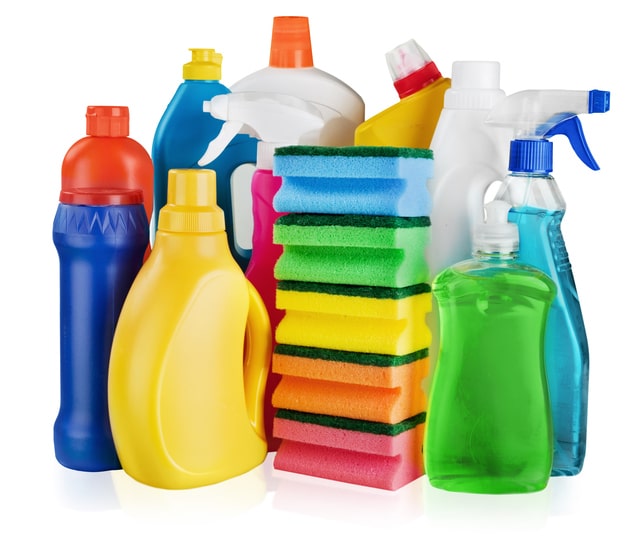 Variados envases de diferentes productos limpieza